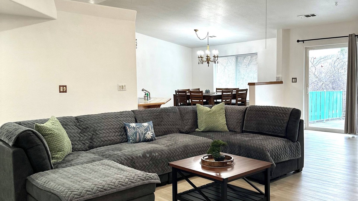 Yreka House | Spacious 3-bedroom vacation home with balcony, office and central air and heat.