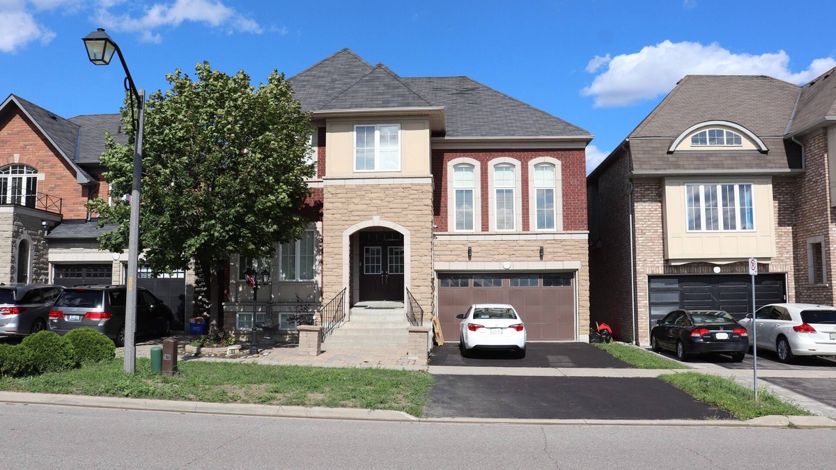 Ajax Apartment | Spacious 3 Bedroom walkout Basement Apartment