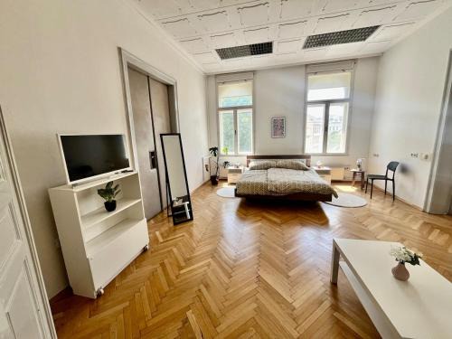 Klagenfurt am Woerthersee Apartment | Spacious 3 Bedroom with Balcony