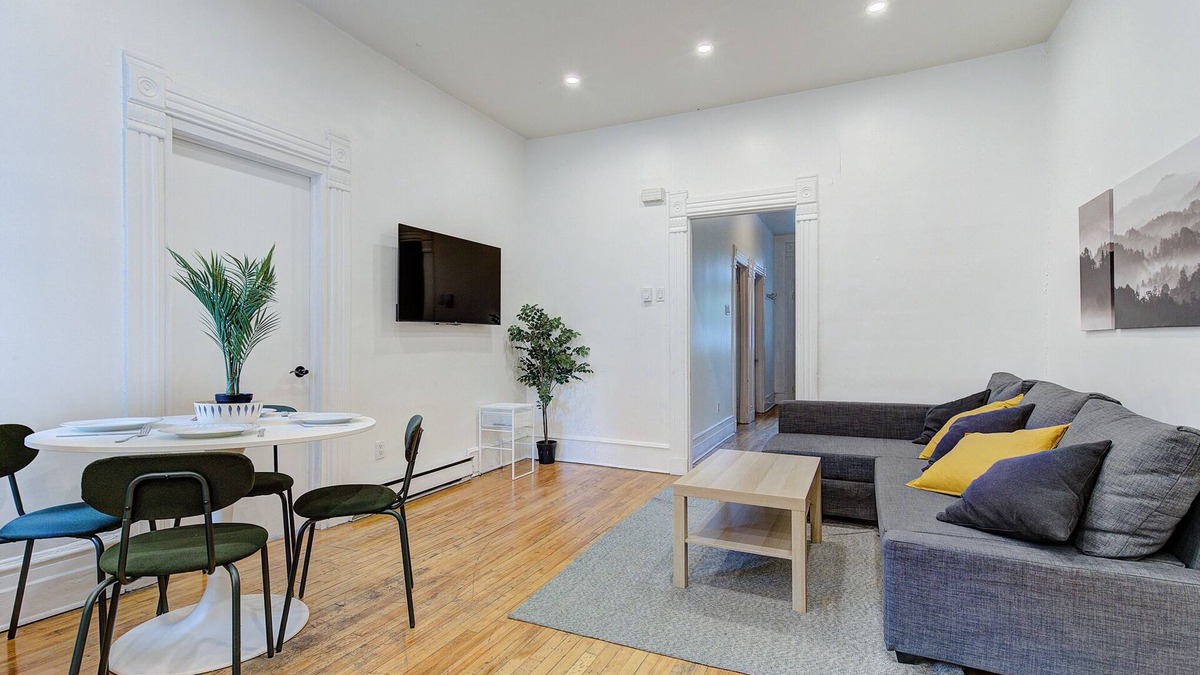 Sainte-Marie Apartment | Spacious 3 bedrooms in DT Montreal*
