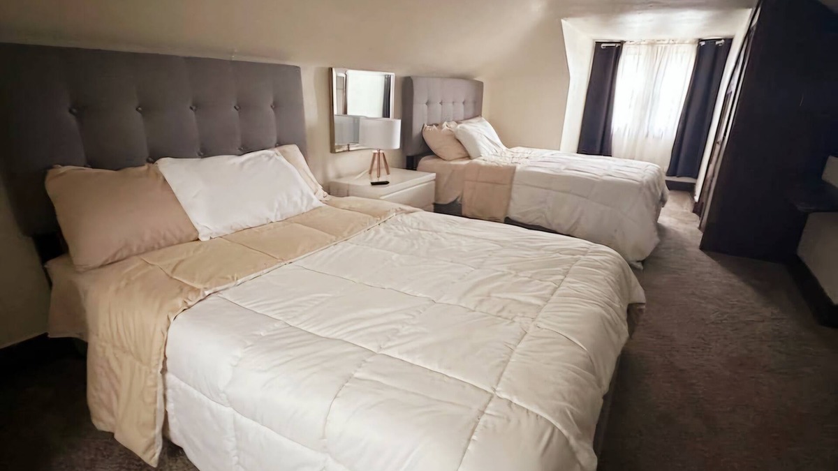 Homestead Apartment | Spacious 3 beds near Pittsburgh!