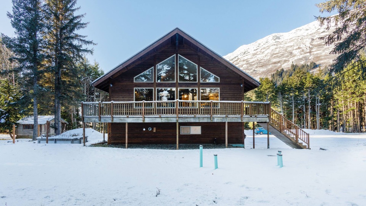 Girdwood House | Spacious 3 BR lower level duplex on a large lot