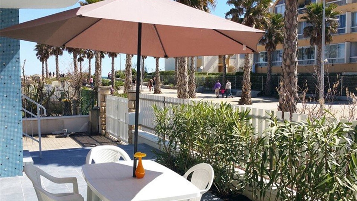 Marseillan Plage Apartment | Spacious 3-Room Flat with Two Terraces & Private Parking in Pedestrian Area