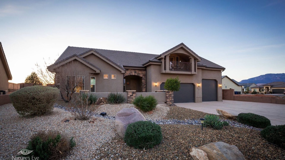 Hurricane House | Spacious 3000 sq ft Home Parking galore Next to Sand Hollow Reservoir A+location