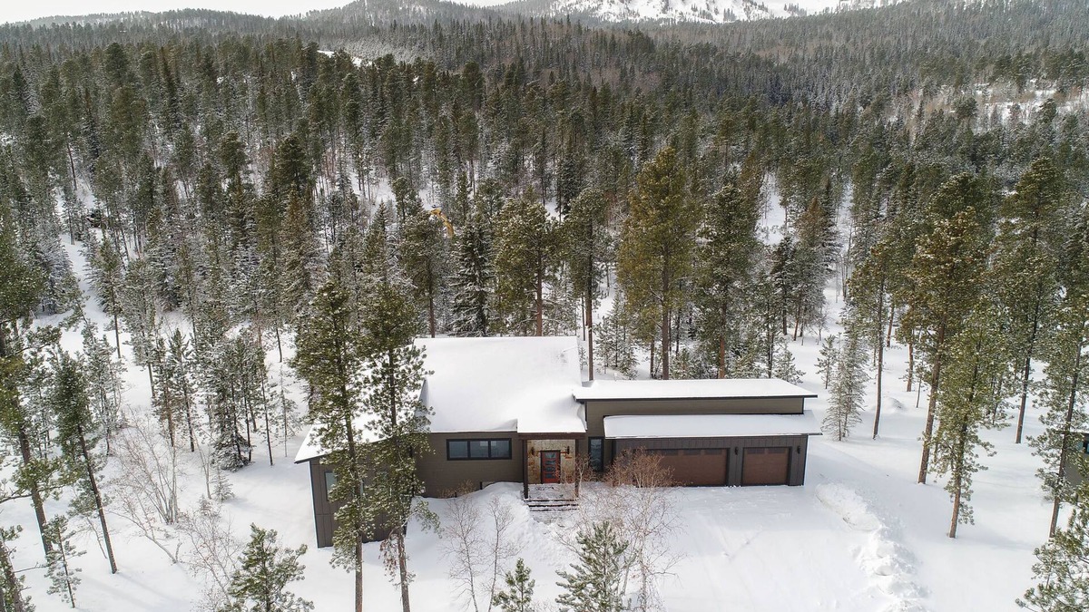 Deadwood Cabin | Spacious 3600 sq. ft. Cabin w/Hot Tub, Great Amenities & Clubhouse w/Pool!