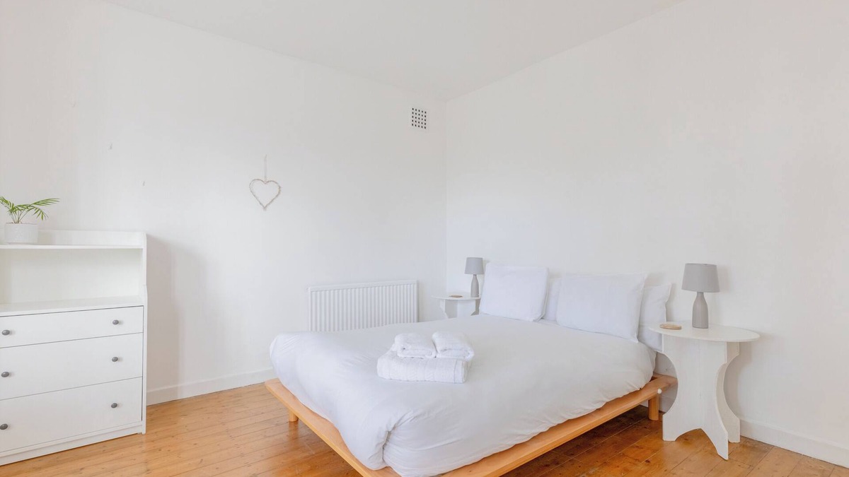 Brixton Hill Apartment | Spacious 3BD Flat w Garden, Near Clapham Common