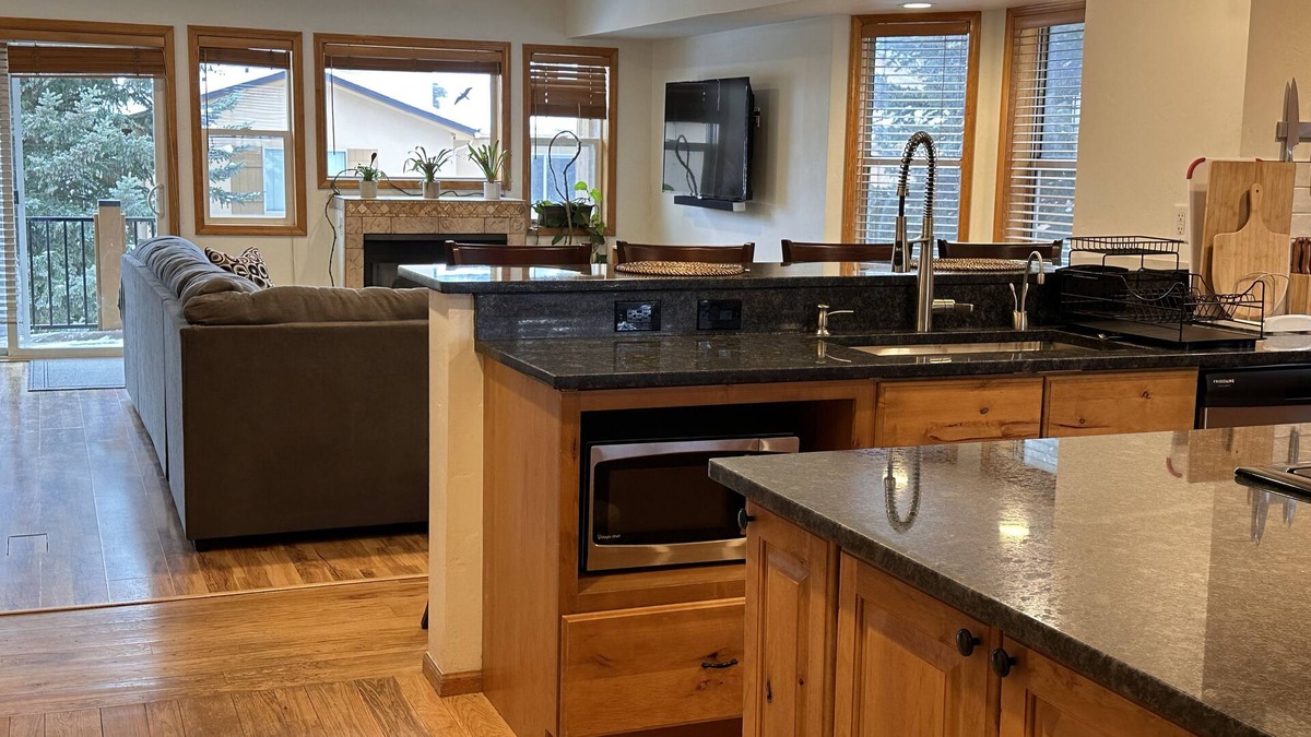 Edwards House | Spacious 3Bed 2.5Bath and within 15min to world class skiing.
