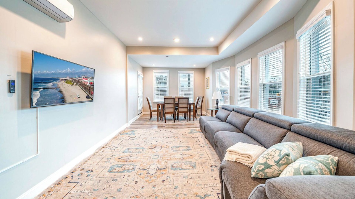 North End Condo | Spacious 3BR/2BA Condo - 5 Min Walk to Beach/Boardwalk. 2 Min to Shops Downtown