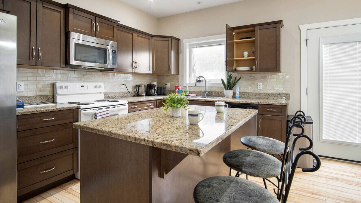 Saskatoon Apartment | SPACIOUS 3BR 2STOREY SUITE CNTRLY LCTD IN THE CITY