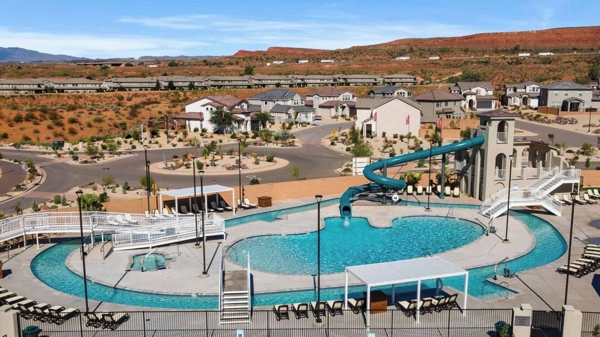Washington Condo | Spacious 3Br/8 Beds, Garage, Wifi, Close to Pool, Centrally Located, Family Fun