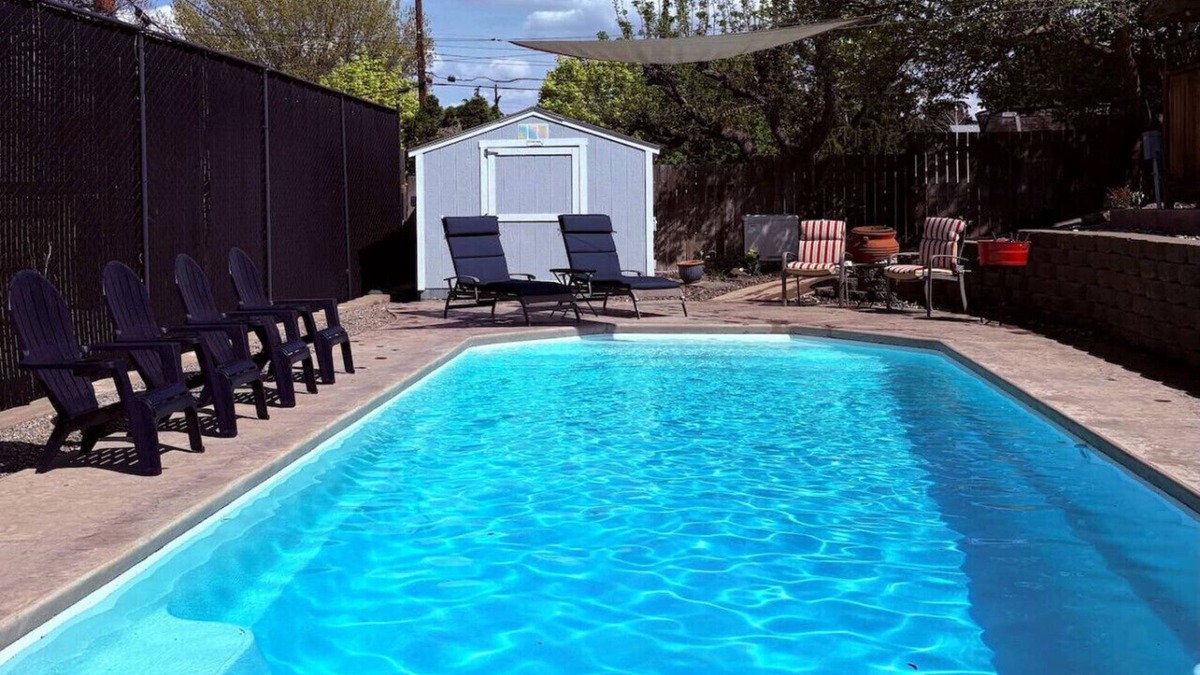 Wenatchee House | Spacious 3BR,8 guest, pool/2BA/Hot tub, SKI-SUN
