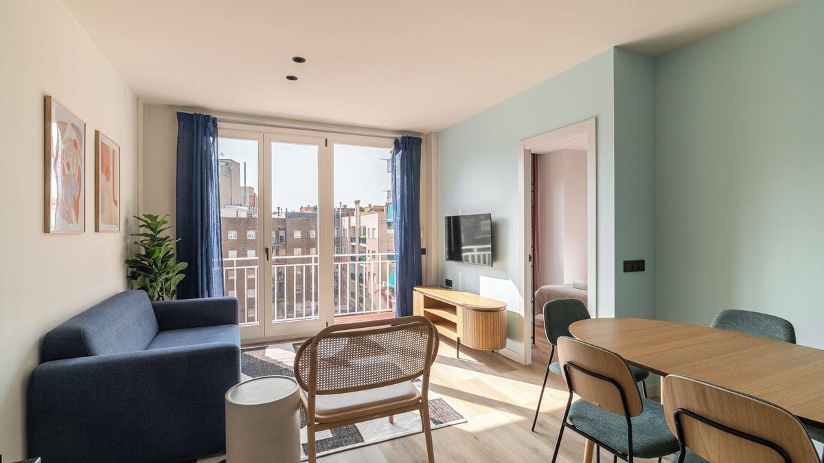 El Putget i Farro Apartment | Spacious 3BR | AC | Bright & well-located