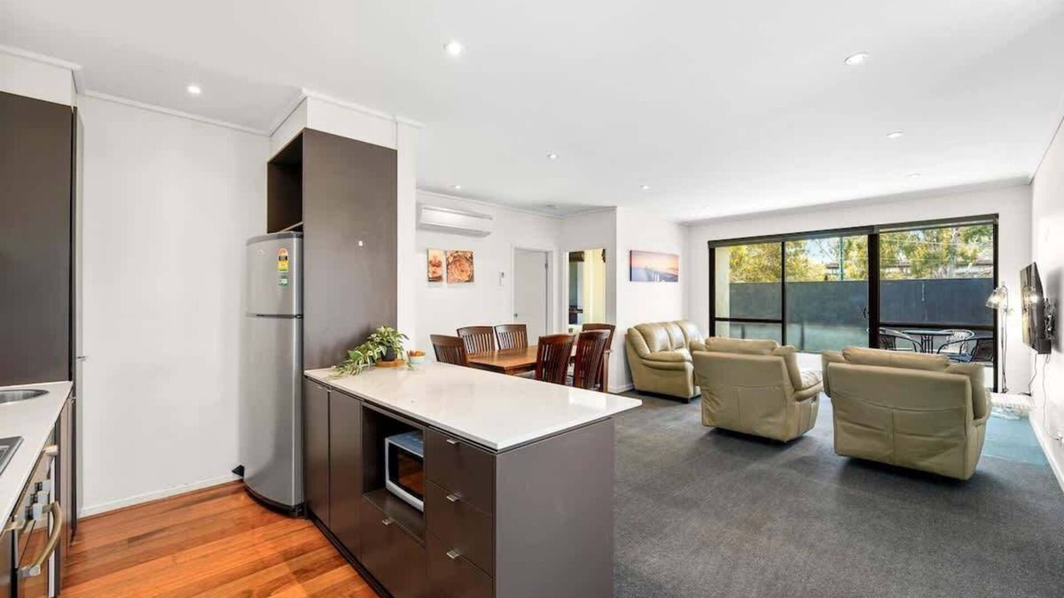 Glen Waverley Apartment | Spacious 3BR Apt at Central Glen Waverley with parking