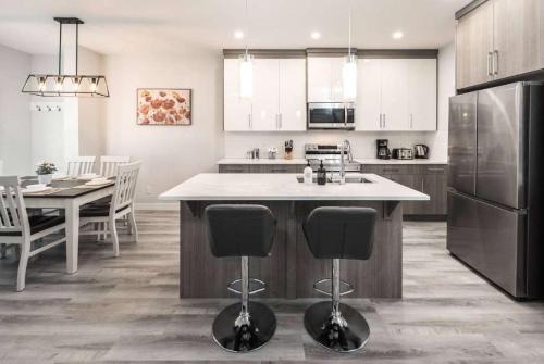 Lynnwood Ridge House | Spacious 3BR Duplex, Near Downtown & Shopping! FREE Banff Pass, Netflix, Wine, Parking! Group of up to 16 - Ask us!