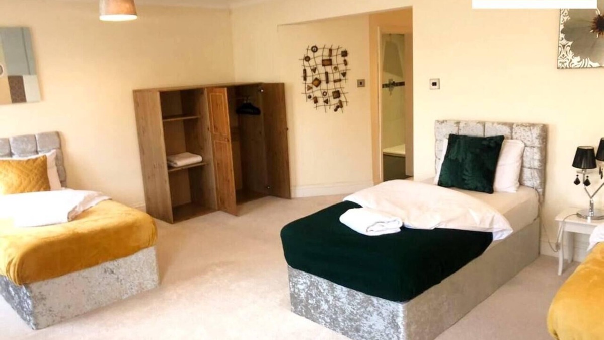 Bedford House | Spacious 3BR Home in Bedford for Big Groups