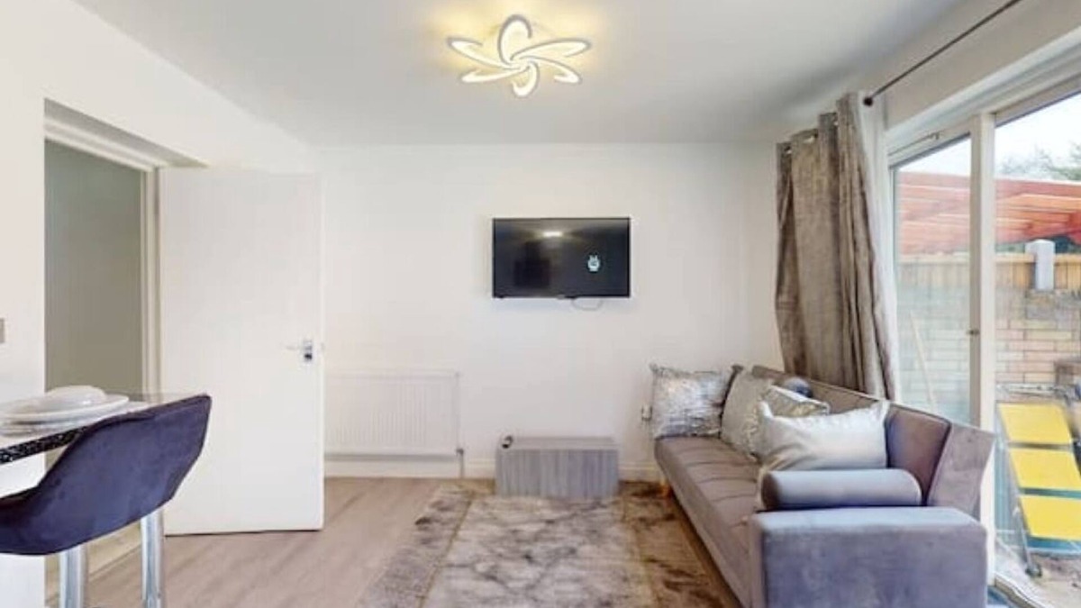 Offham House | Spacious 3BR Home + Parking