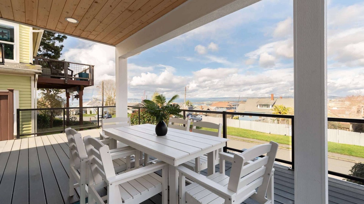 Port Gardner House | Spacious 3BR Home, Sleeps 8, Private Backyard