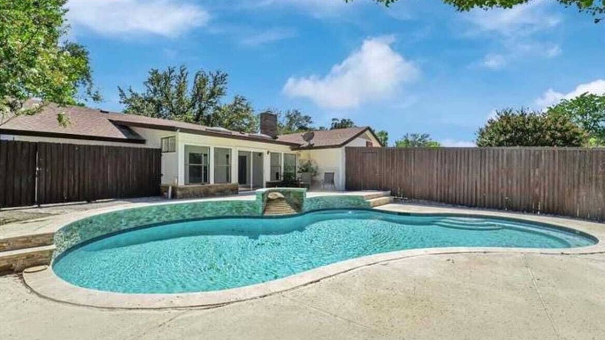 Richardson House | Spacious 3BR Oasis Pool, Fire Pit & Family Fun