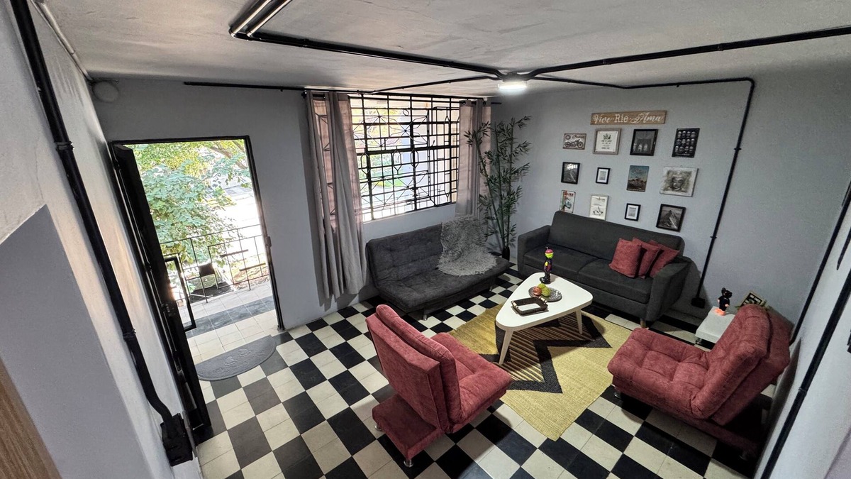 La Castellana House | Spacious 4-bed, 4-bath, industrial apartment with WiFi in Laureles
