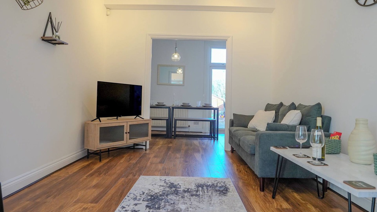 Shortlands House | Spacious 4 Bed Central Property w/Free Parking and Garden Dining