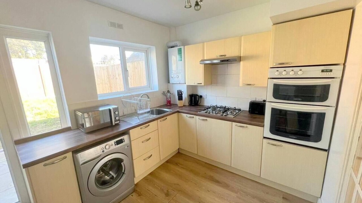 Bensham Manor House | Spacious 4-Bed House in Thornton Heath