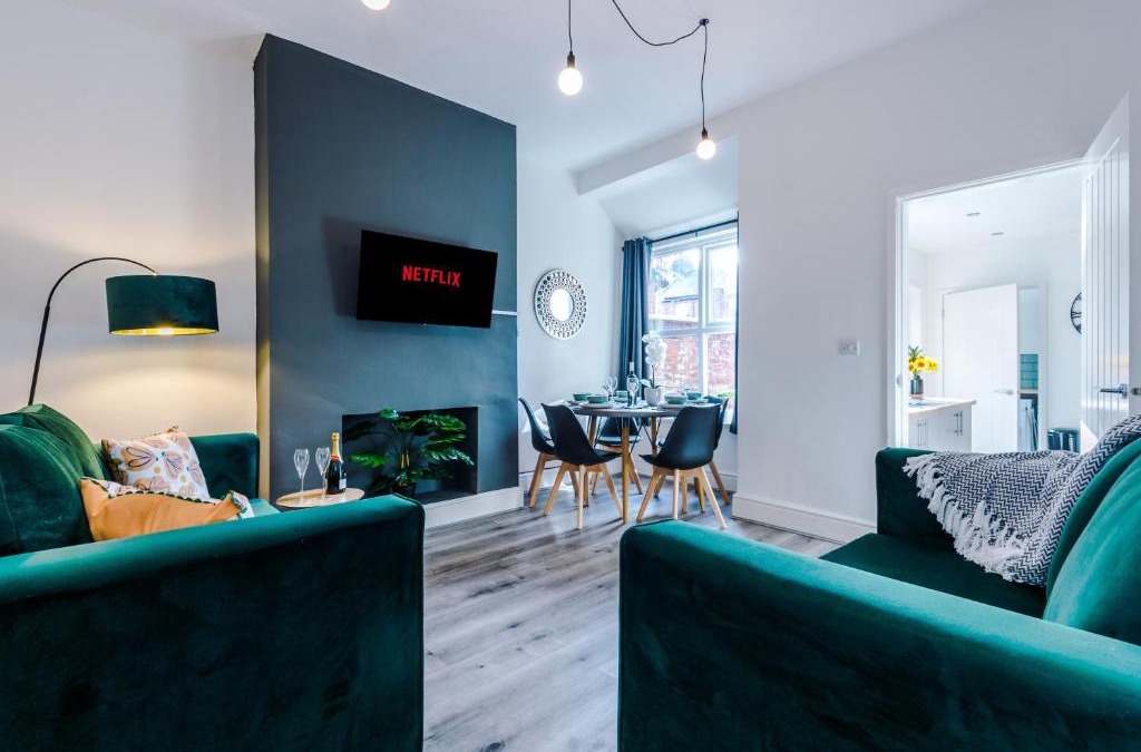 Crewe Apartment | Spacious 4-bed house in Crewe by 53 Degrees Property, ideal for Business & Contractors - Sleeps 7