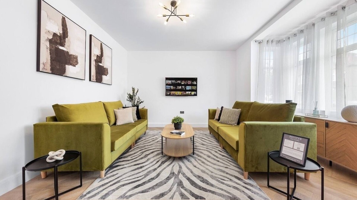 Marlborough Apartment | Spacious 4 bed, sleeps 8, good transport link