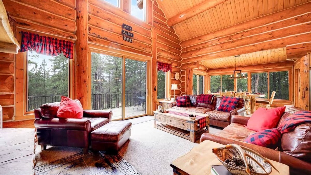 Colorado Springs House | Spacious 4-bedroom log cabin in beautiful Colorado Springs with fitness room