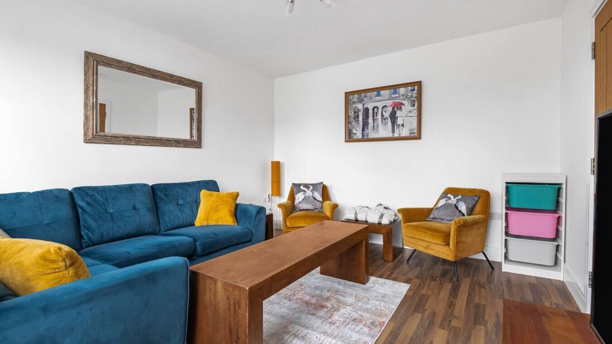 Kenton East Apartment | Spacious 4-bedroom retreat with easy tube access and parking