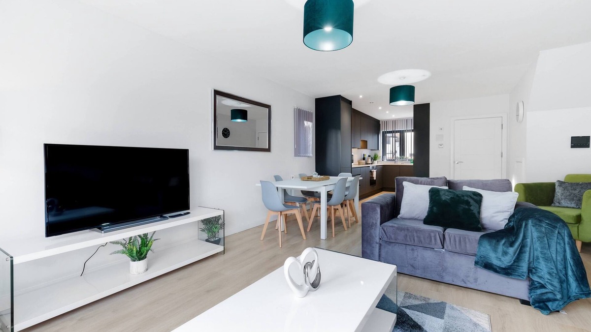 Slough House | Spacious 4 Bedroom House -01 with Parking in Farnham Royal Slough