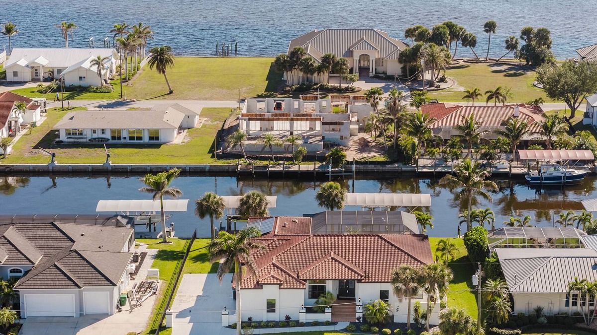 Edgewater House | Spacious 4-bedroom, harbor Acces ON canal, fish of the dock Rv parking POOL SPA