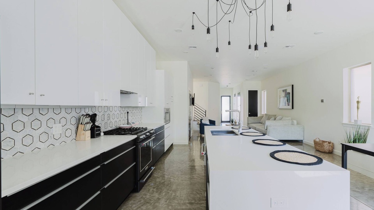 Midtown House | Spacious 4-bedroom house near PAYCOM Oklahoma City with balcony views of OKC