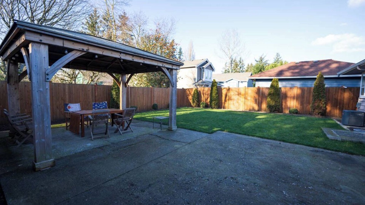 Renton House | Spacious 4-bedroom 2-bath retreat free parking with AC wifi near to SeaTac