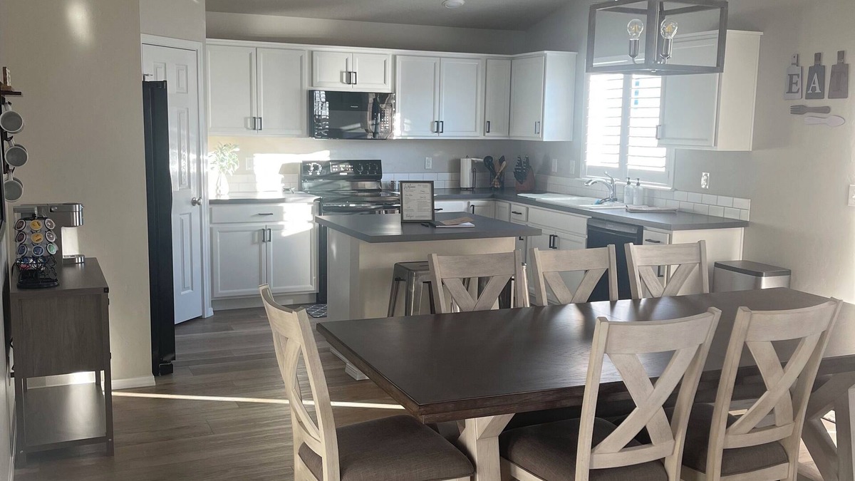 Nampa House | Spacious 4 bedroom 3 bath home in Nampa sleeps 10