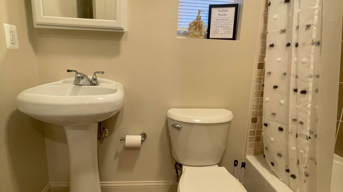 Southwest Apartment | Spacious 4-bedroom apartment with AC, WiFi in amazing Washington DC