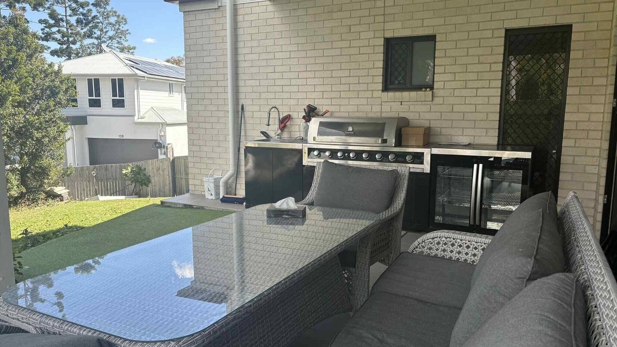 Kenmore House | Spacious 4 bedroom and 4 bathroom entire spacious house