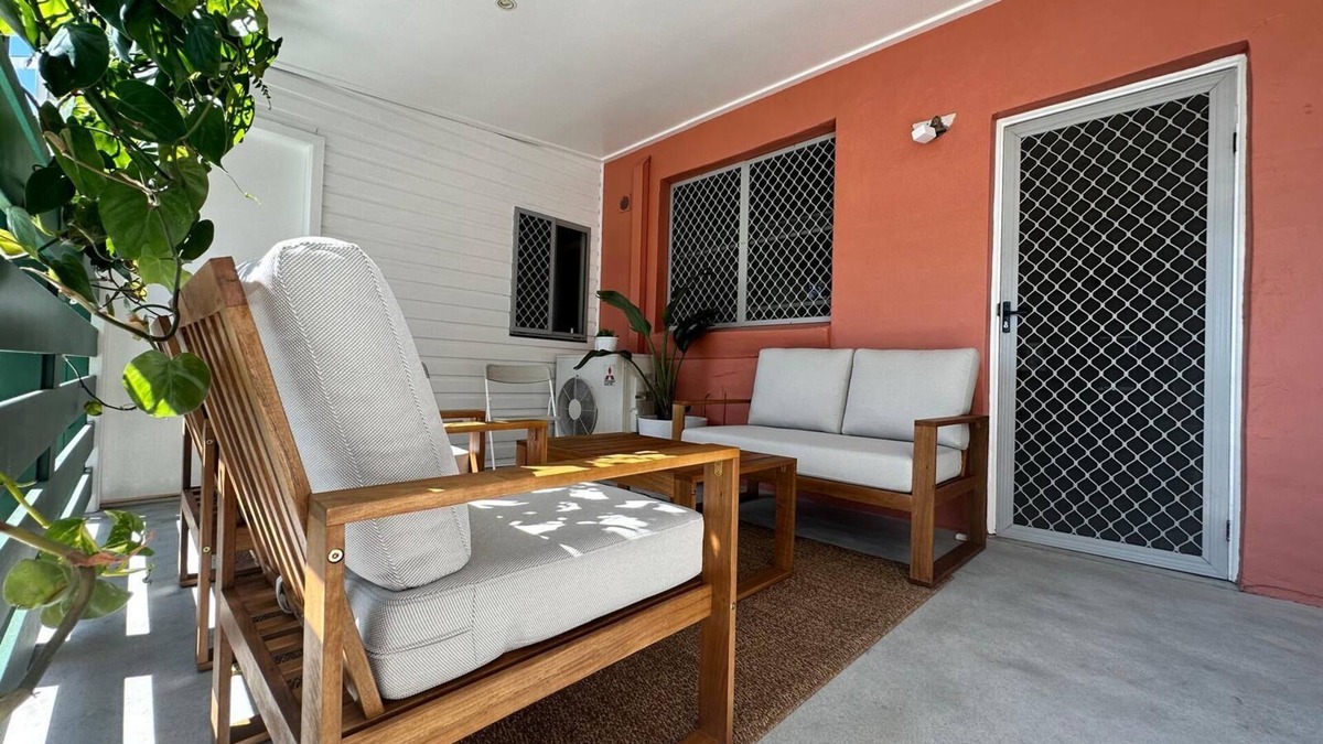 Hamilton Apartment | Spacious 4-Bedroom Apartment with AC & WiFi in Hamilton. Centre of Eat St.