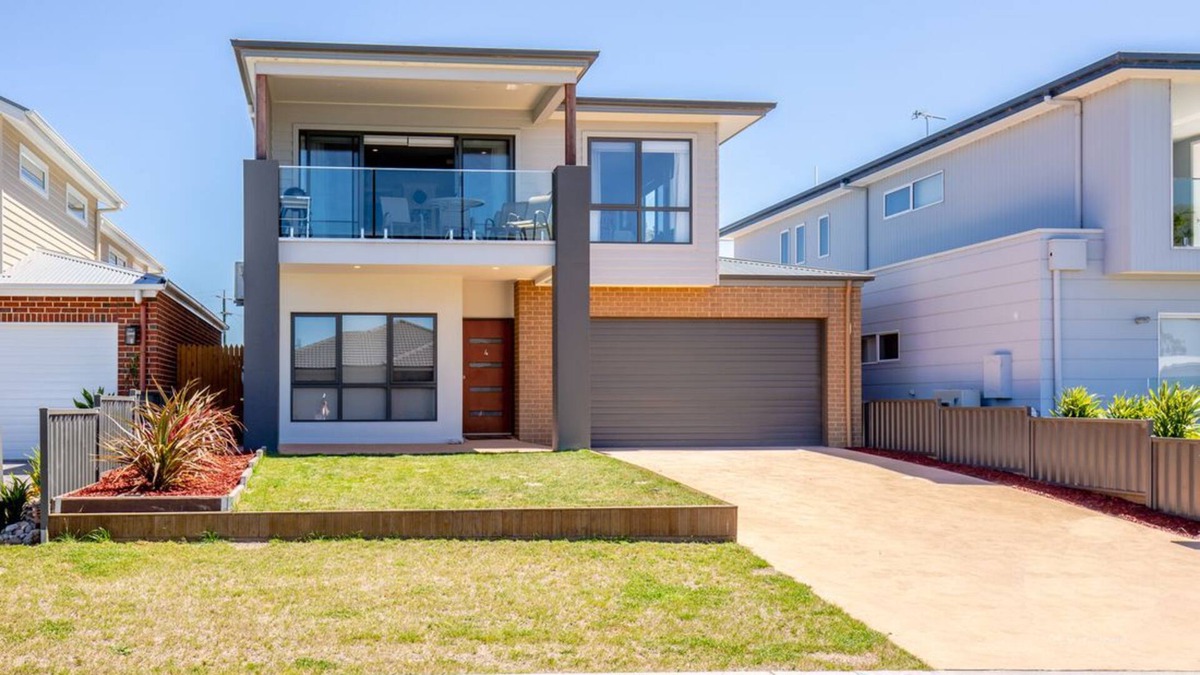 Paynesville House | Spacious 4 bedroom house with jetty berth and island views - pet friendly