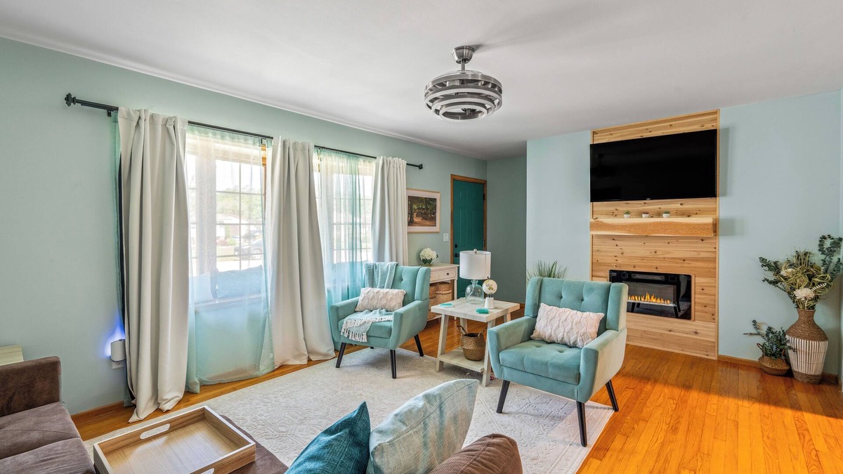 Racine House | Spacious 4-bedroom close to lake, large backyard, 2 king beds, great location