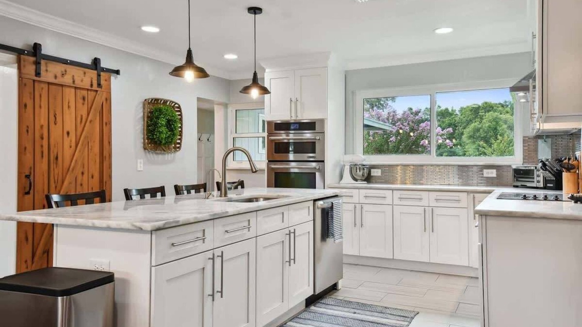 Lake Magdalene House | Spacious 4 Bedroom Entire Home, Tampa, Fire Pit