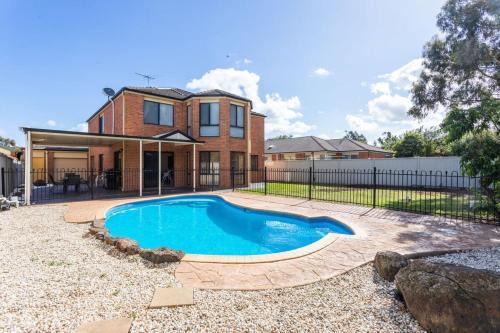 Tarneit House | Spacious 4-Bedroom Family Retreat with Pool at Tarneit