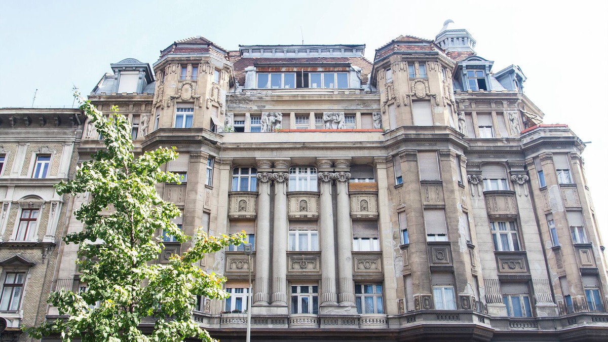 Nepszinhaz negyed Apartment | Spacious 4-Bedroom Flat in City Center