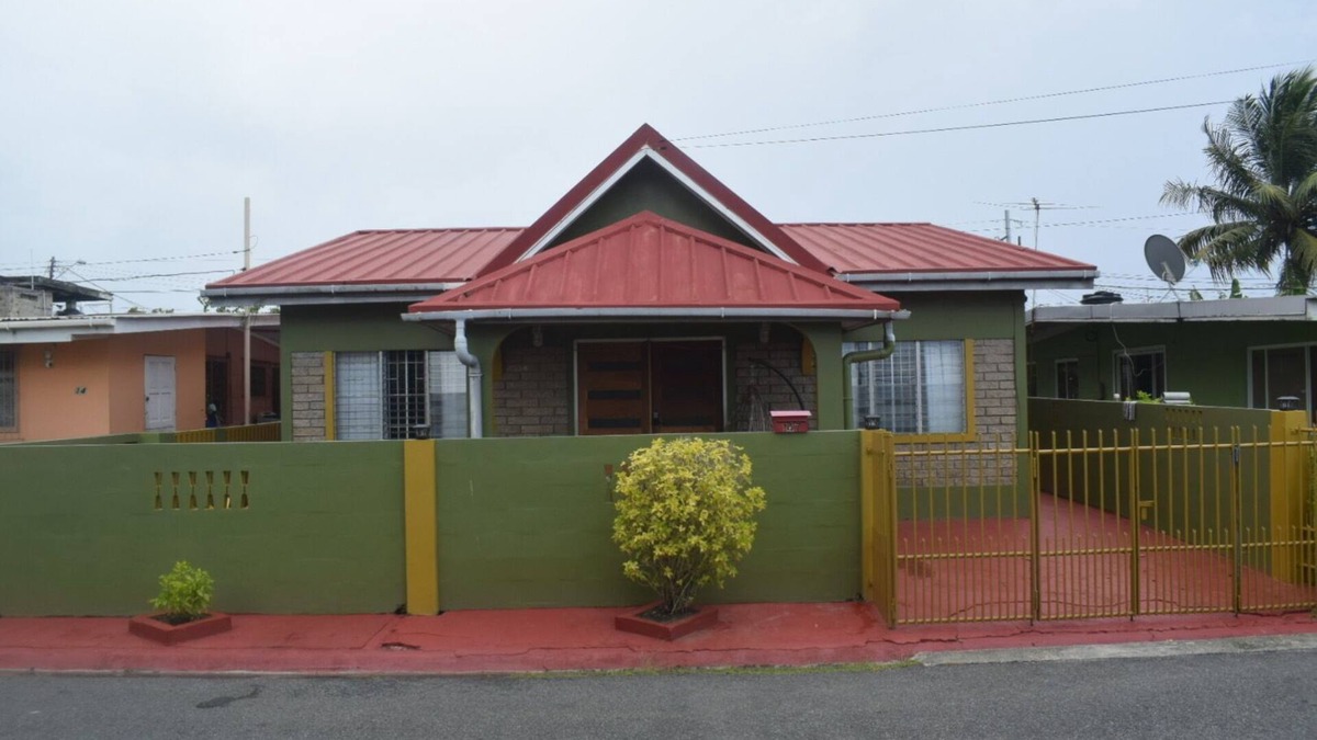 Crown Point House | Spacious 4-bedroom house in charming Bon Accord with WiFi. 3 mins from beaches