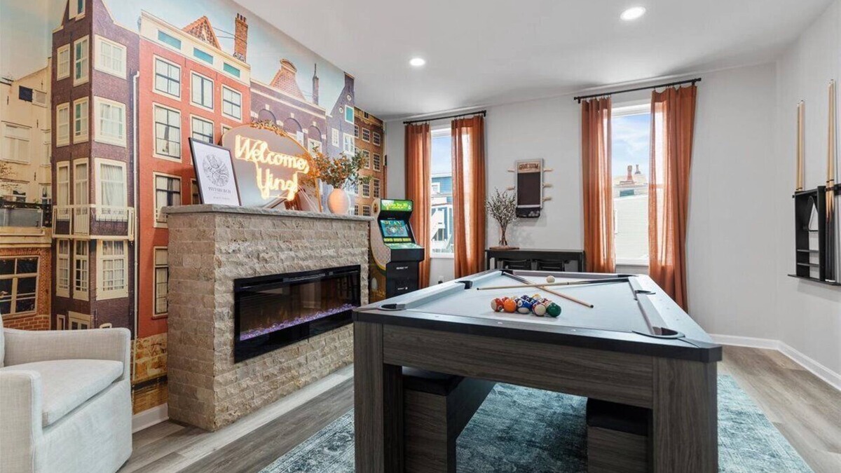 Pittsburgh House | Spacious 4 bedroom House with Firepit, Pool Table, Games, and King Beds