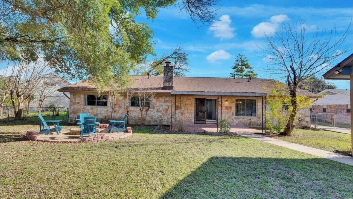 Egger Acres House | Spacious 4-bedroom house w/fenced yard - monthly discounts for longer bookings