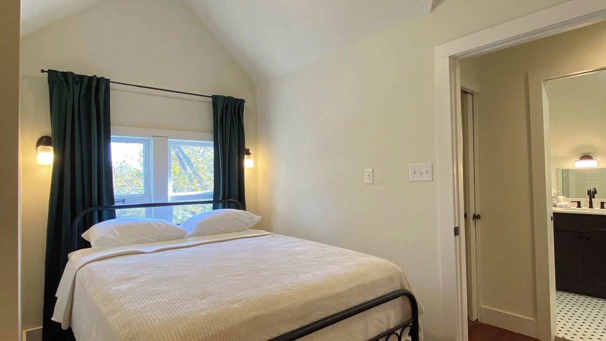 Heritage House | Spacious 4-bedroom house on historic Hopkins street San Marcos with WiFi, AC