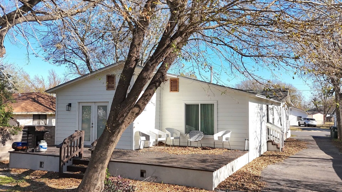 San Marcos House | Spacious 4-bedroom house 4 mintue drive from the river and The Square!