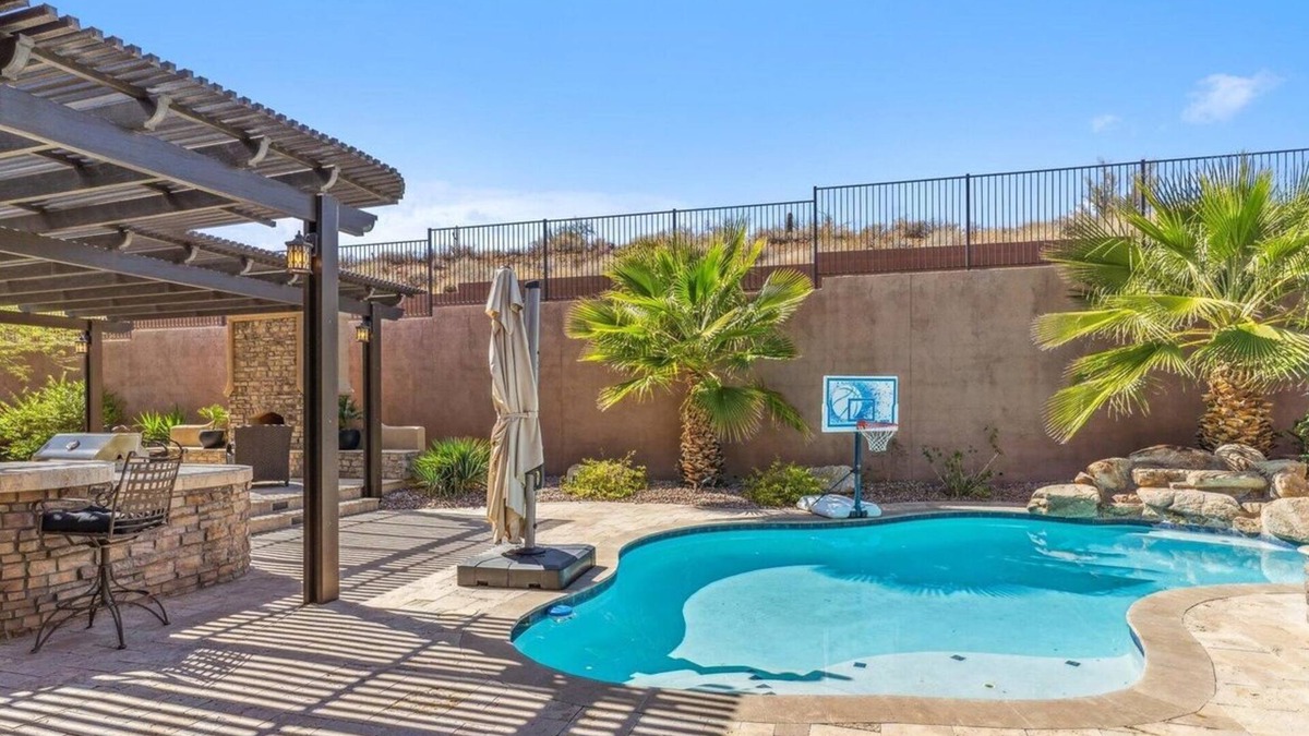 Anthem House | Spacious 4-bedroom home with a resort style backyard in Anthem Country Club!