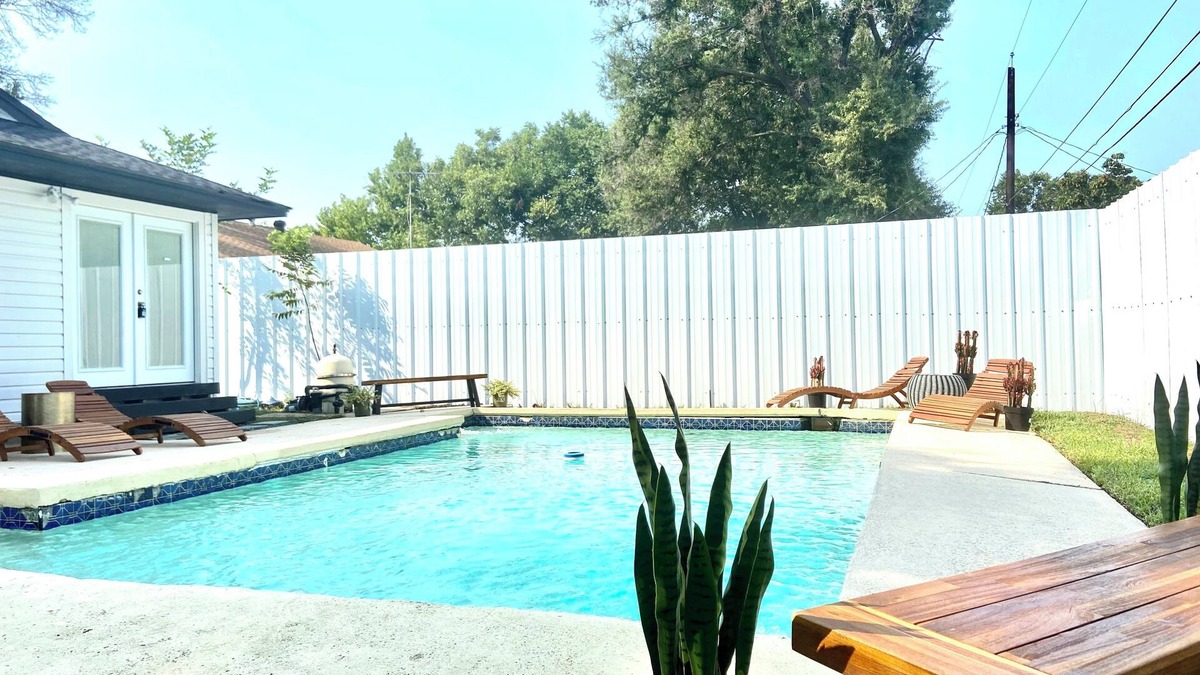 Garland House | Spacious 4 Bedroom Home with Pool