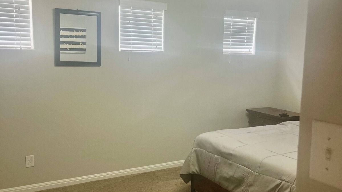 Universal City House | Spacious 4-bedroom house with WiFi and AC in cool Converse